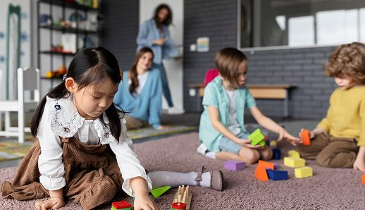 famiglia-felice-con-bambino-comprare-cibo 1