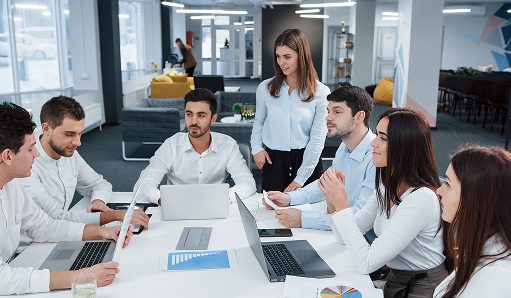 gruppo-di-persone-che-elaborano-business-plan-un-ufficio 1